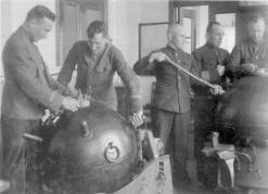 Офицерские классы. Занятия по приготовлению мин. 1930-е гг