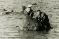 Минеры Балтики разоружают мину КБ, 1957 г. Слева инж.-кап.2 ранга Вершовский К.